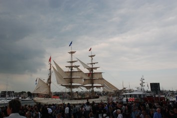 That boat is moving faster than would seem safe in a very crowded bit of water. To the locals this was normal. 