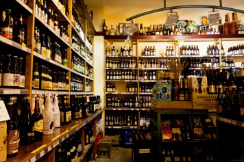 Cửa-hàng-bia-De-Bierkoning-với-một-danh-sách-khổng-lồ-các-loại-bia.